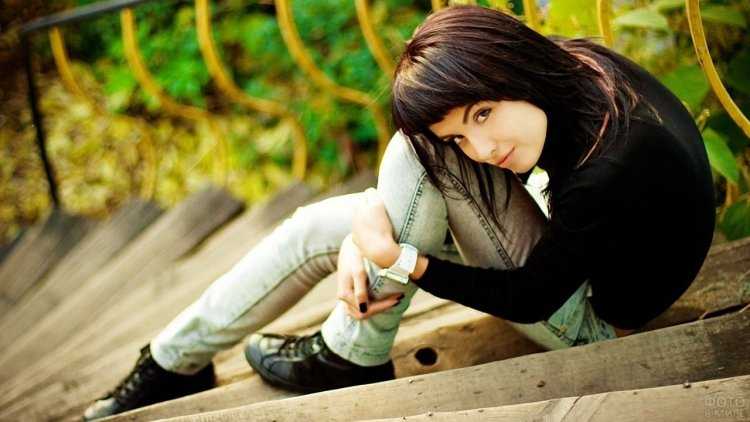 Девушки брюнетки с длинной челкой52