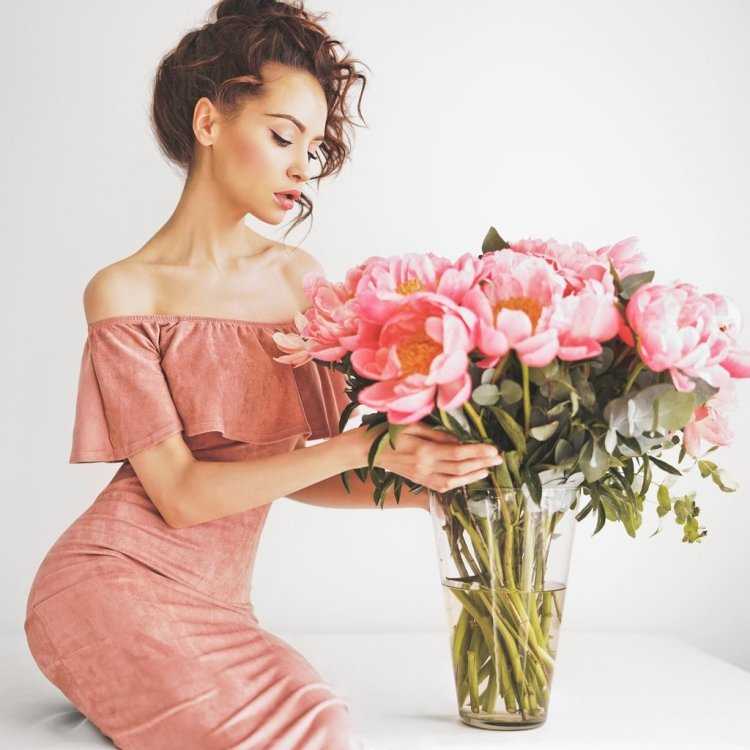 Образ девушки в костюме цветов пиона