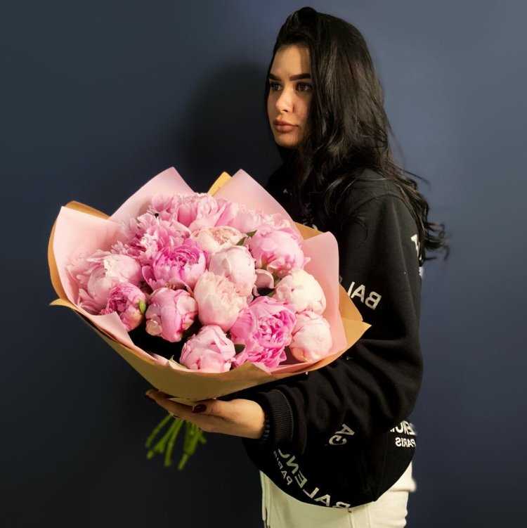 Девушка с букетом пионов