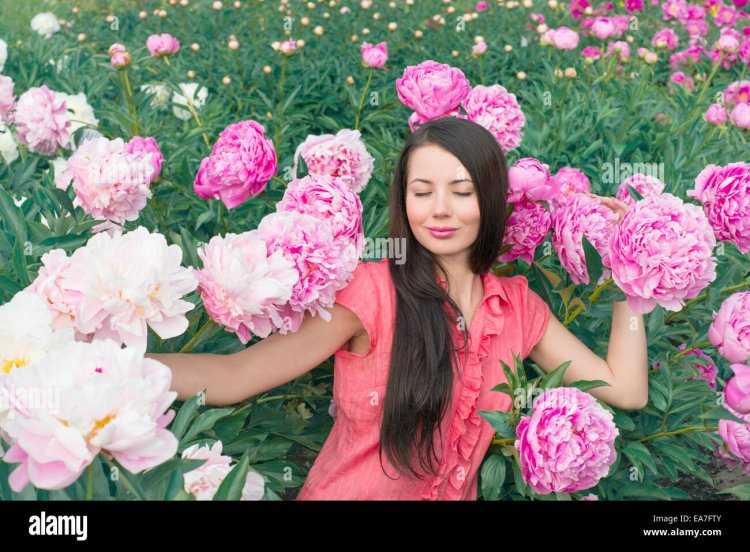 Дама с пионами