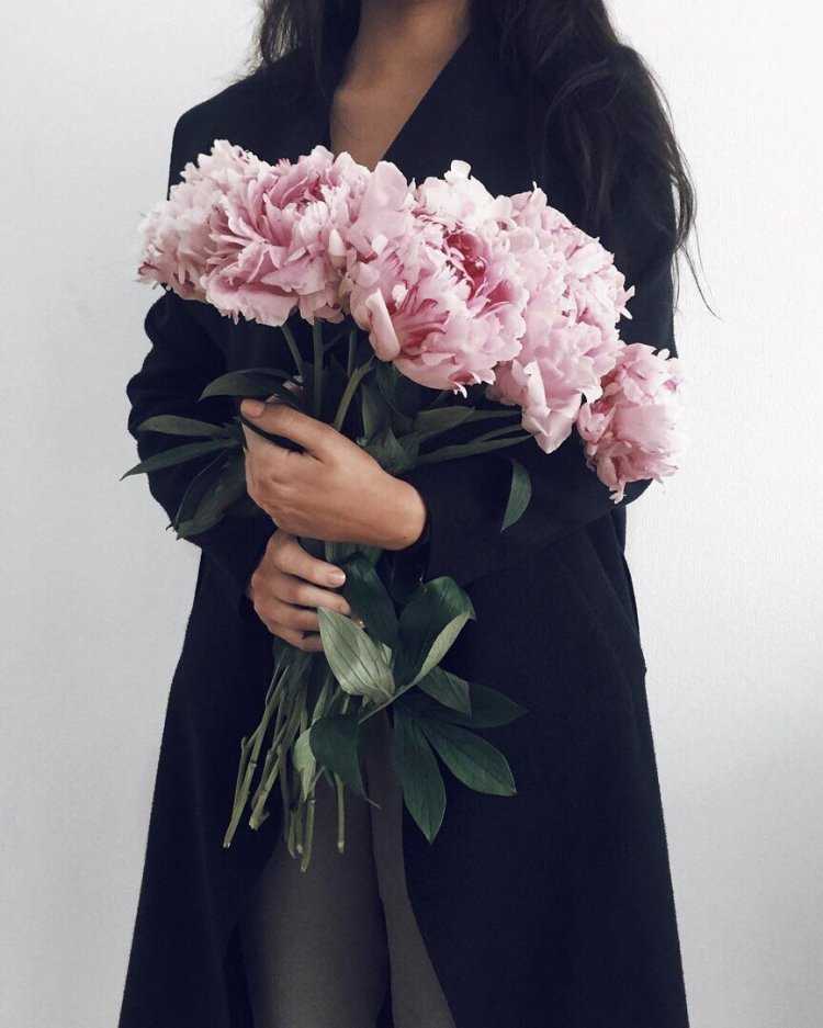 Девушка с букетом Эстетика