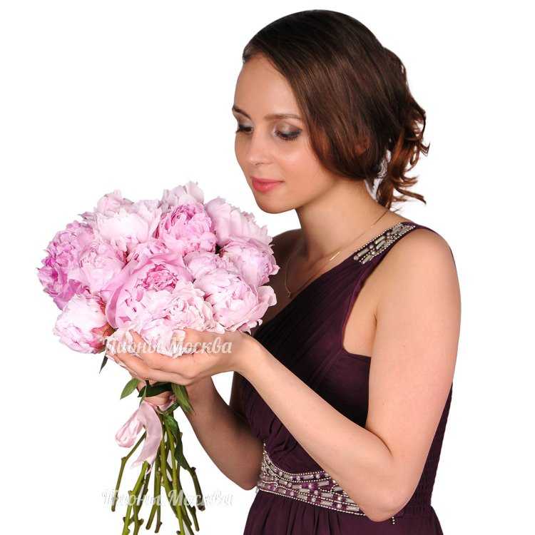 Красивая девушка с пионами