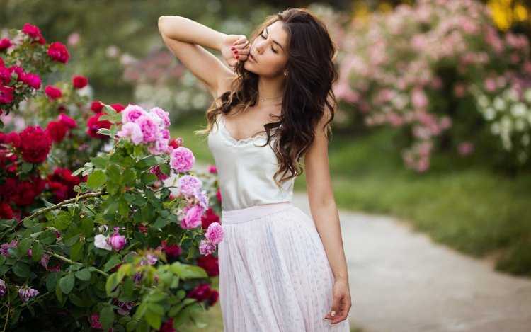 Девушка в сарафане