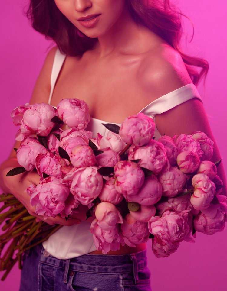 Девушки брюнетки с пионами17