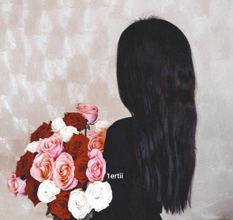 Девушка с темными волосами с розами