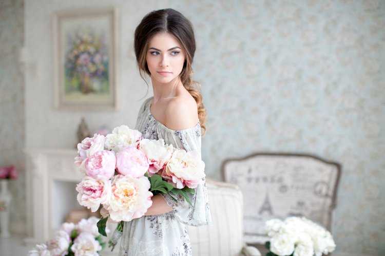 Девушка с пионом