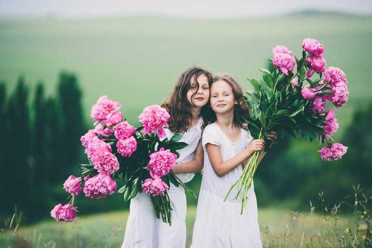 Две девочки с цветами