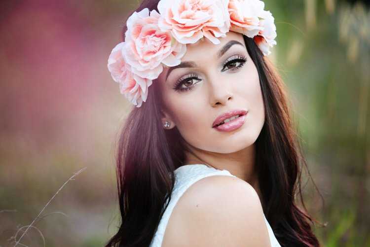 Девушка с цветком на голове
