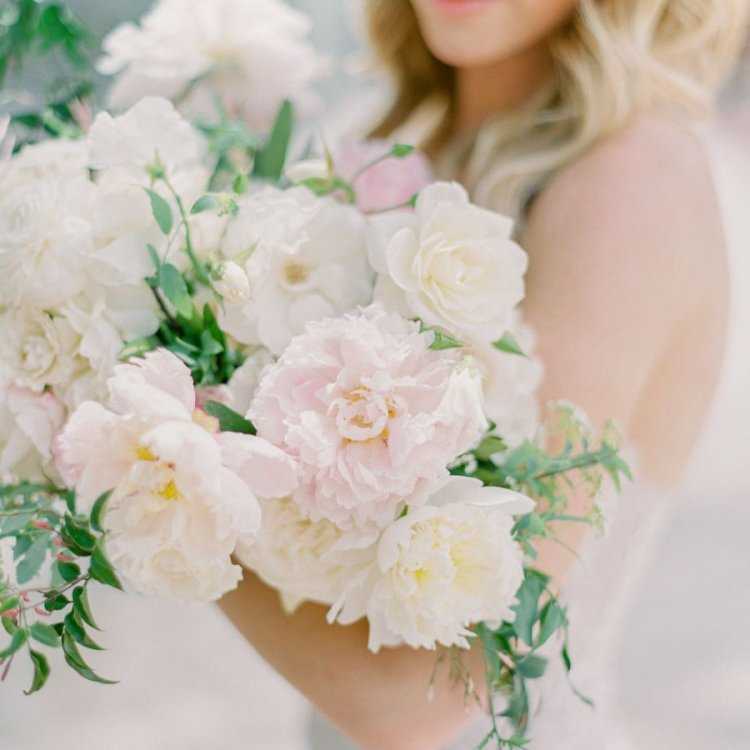 Девушка с пионом