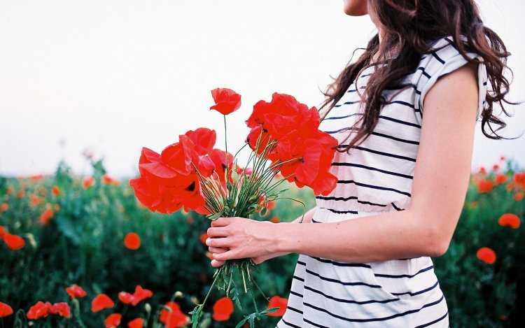 Девушки брюнетки с пионами57