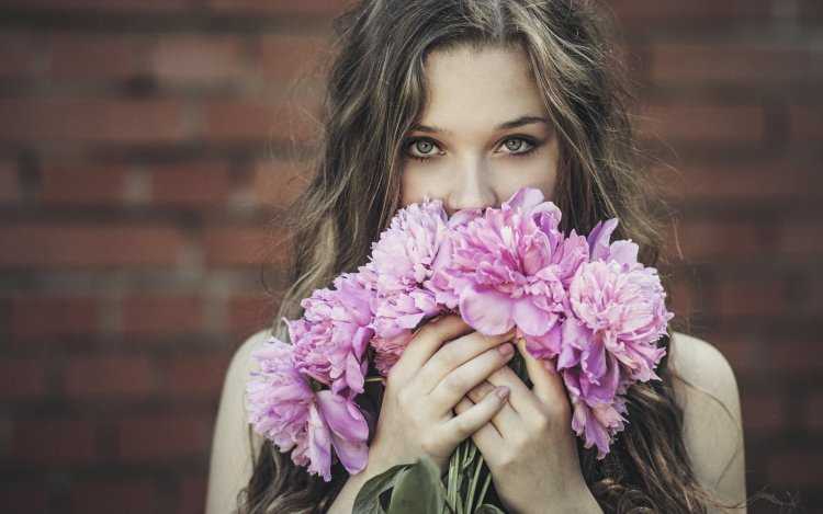 Девушки брюнетки с пионами7