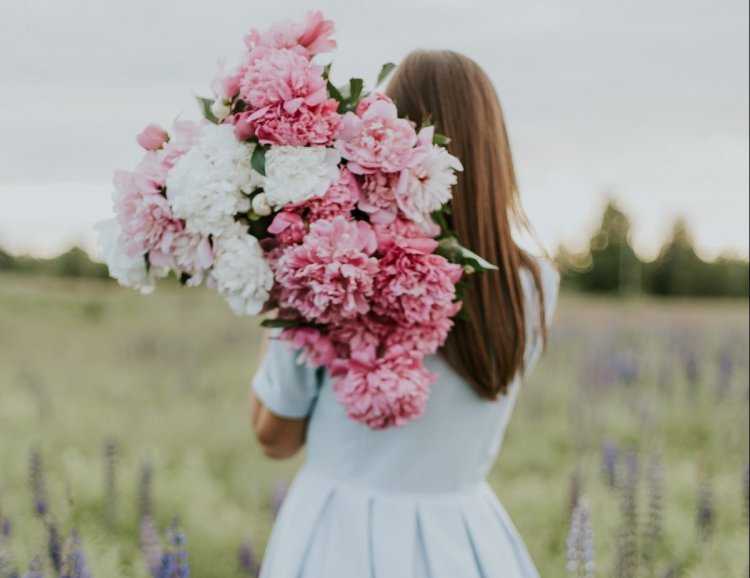 Девушка с пионом