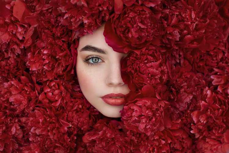 Девушка с красными пионами