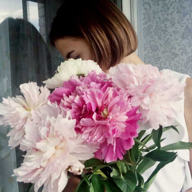 Девушка с пионами картинка