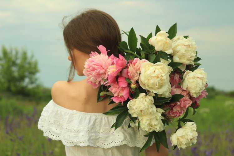Красивая девушка с пионами