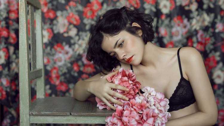 Девушка с цветами