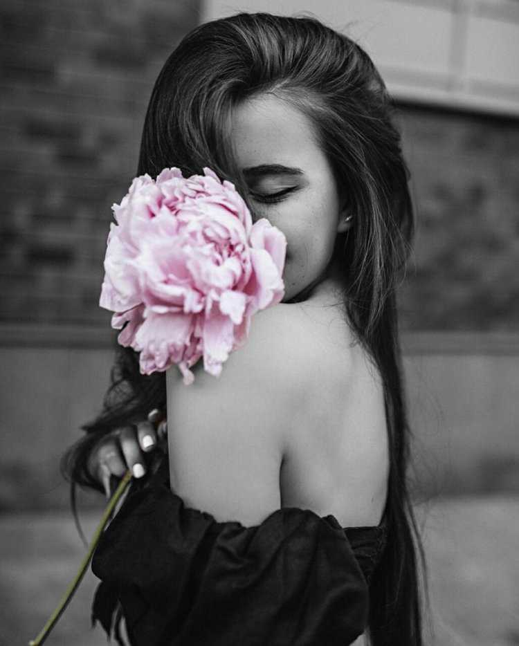 Девушки брюнетки с пионами34