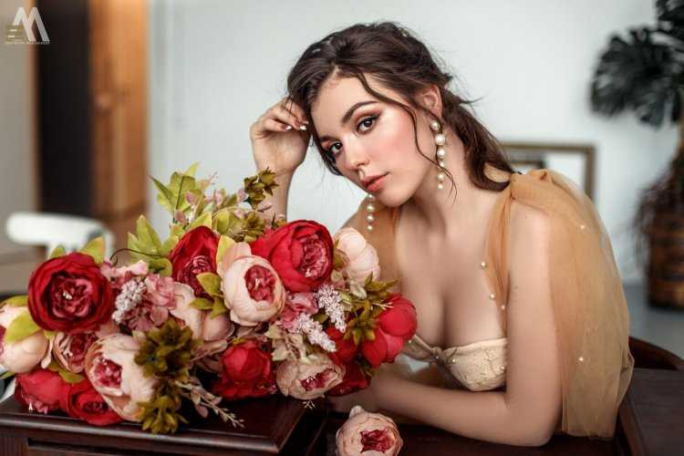 Клип девушка с питонами