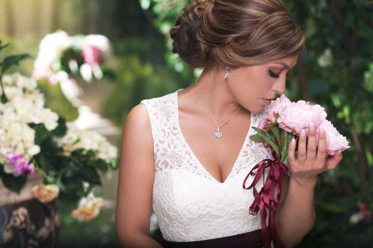 Невеста с букетом в профиль