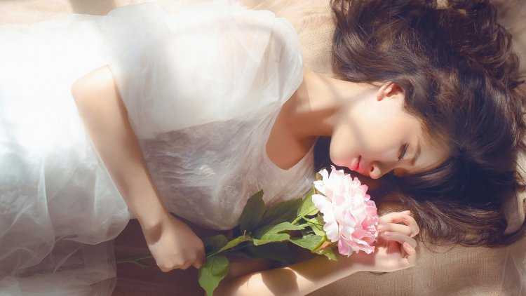 Пионы в руках у девушки