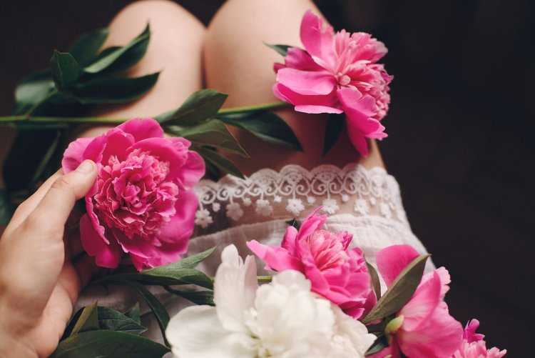 Пионы на ноге у девушки