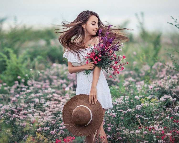 Девушки брюнетки с пионами48