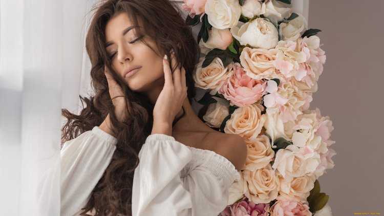 Красивые девушки с цветами