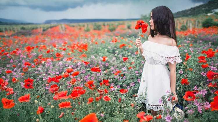 Красивые девушки с цветами