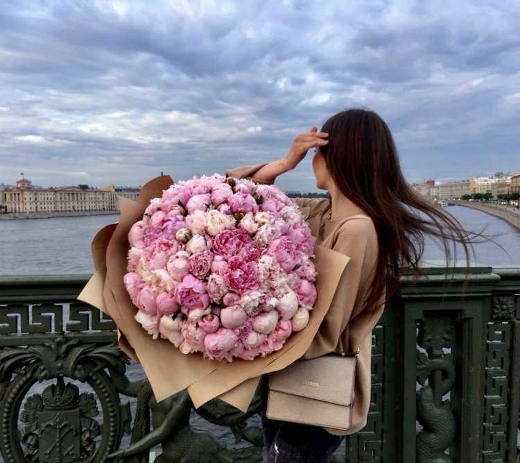 Девушка с пионами со спины