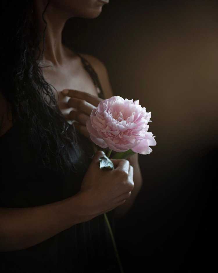 Девушка с пионом