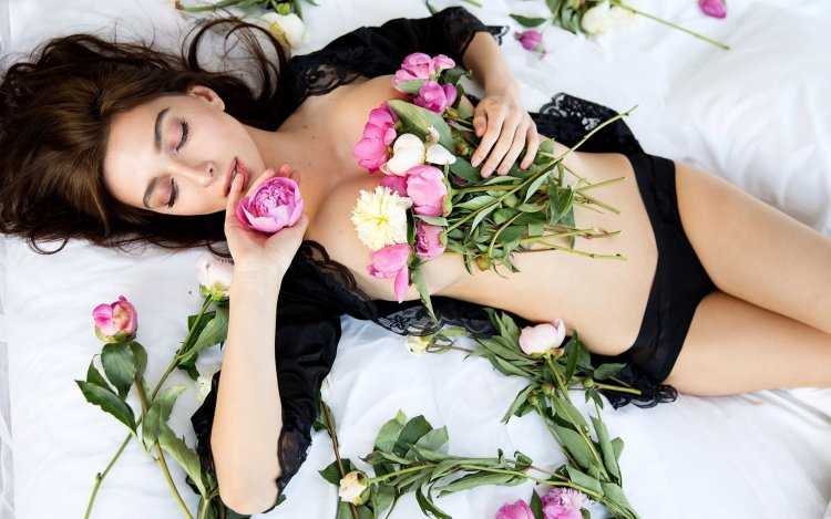 Красивые девушки с цветами