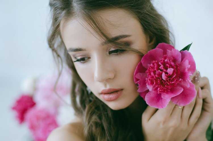 Девушка с пионом