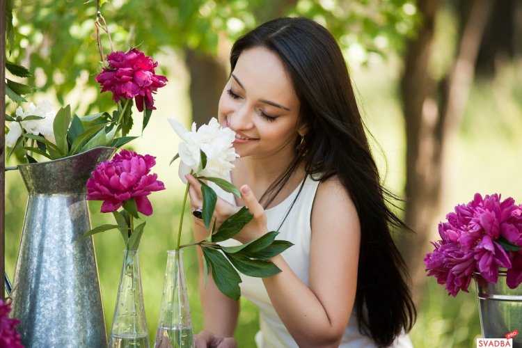 Девушка с цветком