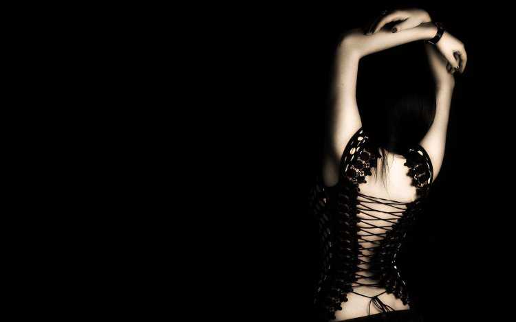 Тело девушки на черном фоне