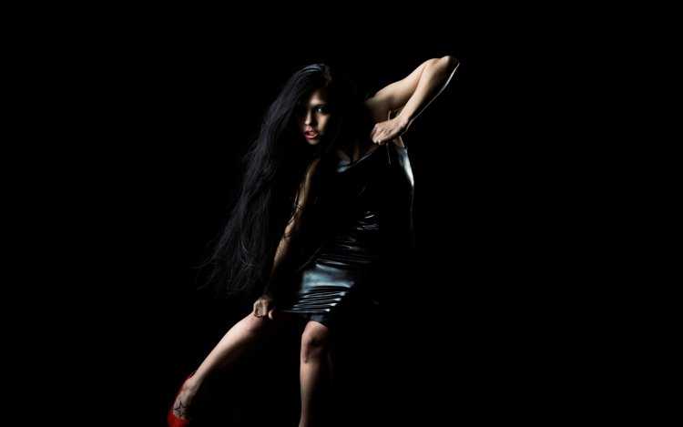 Девушки в темных тонах