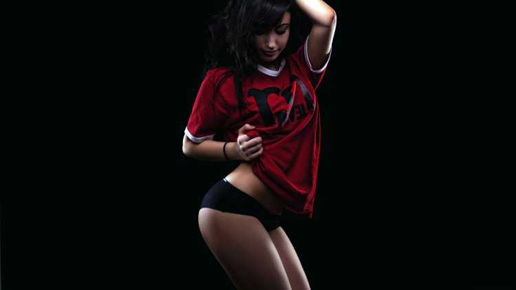 Девушка на черном фоне