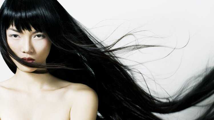 Кореянка с красивыми волосами