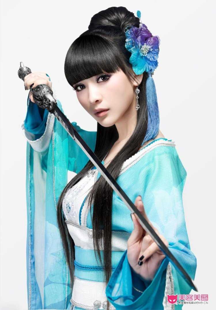 Японская девушка с мечом