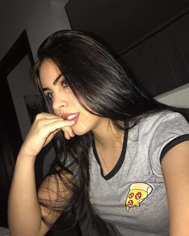 Брюнетка домашнее