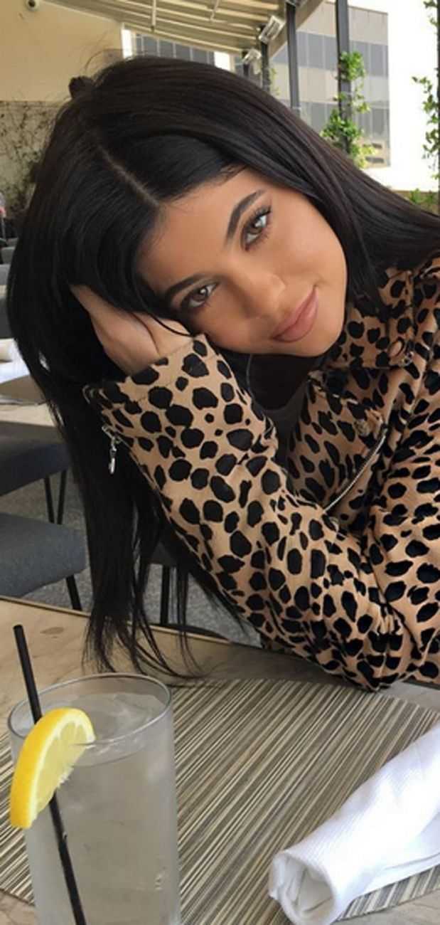 Кайли Дженнер с черными волосами