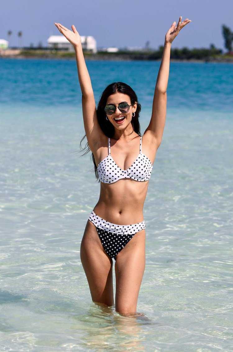 Эмили Куглер в купальнике