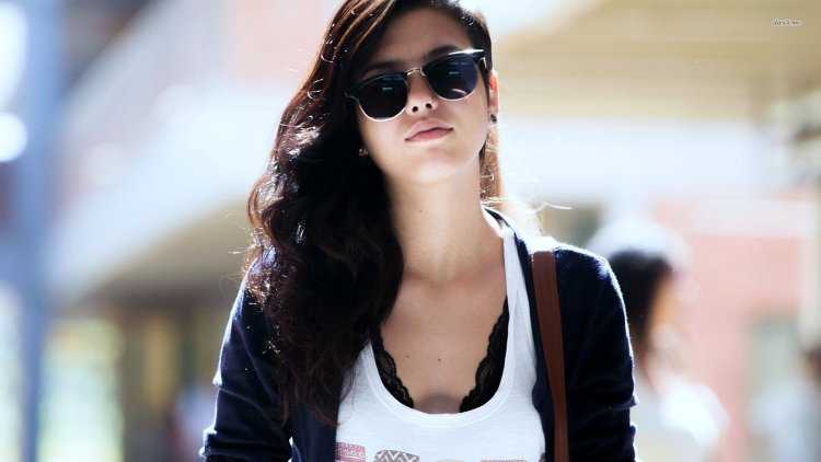 Девушка в темных очках