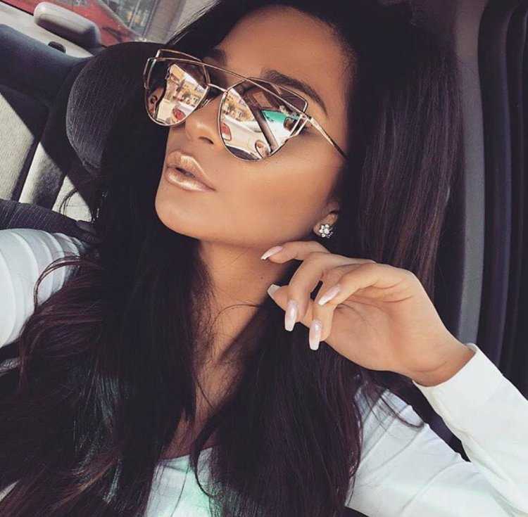 Красивая брюнетка в очках