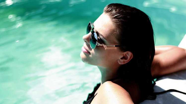 Обычная женщина в очках