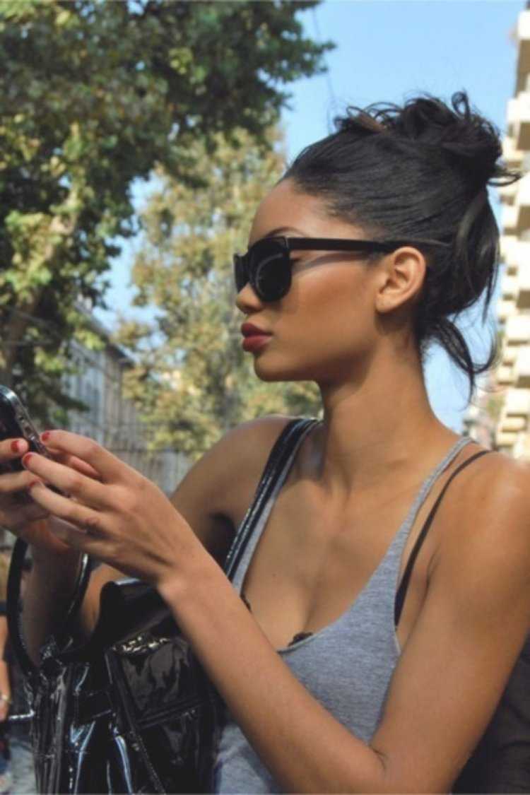 Брюнетка в солнечных очках