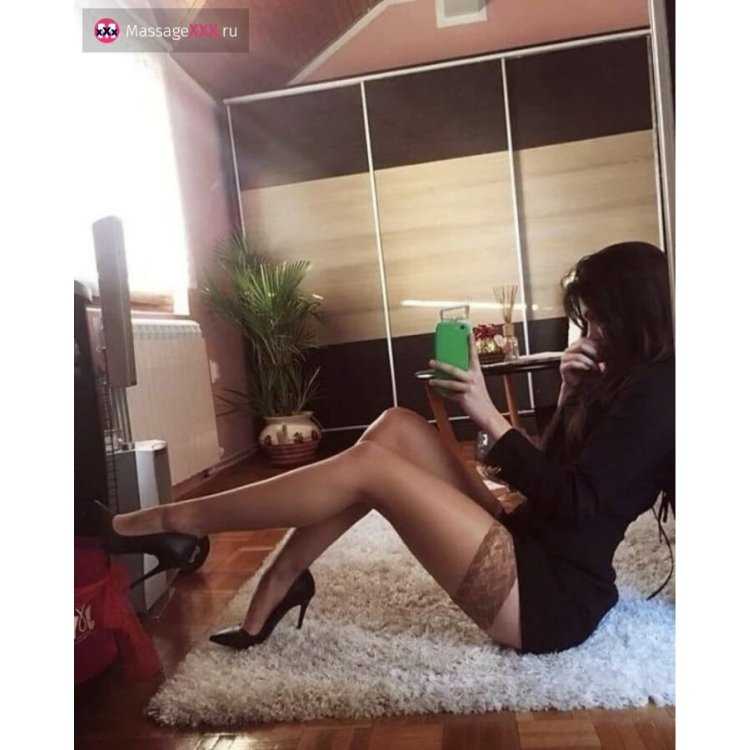 Селфи чулки на ножках