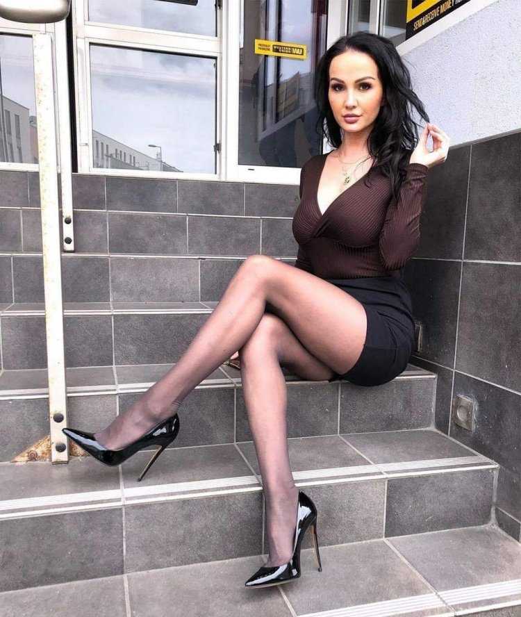 Кендра ласт в мини и на шпильках