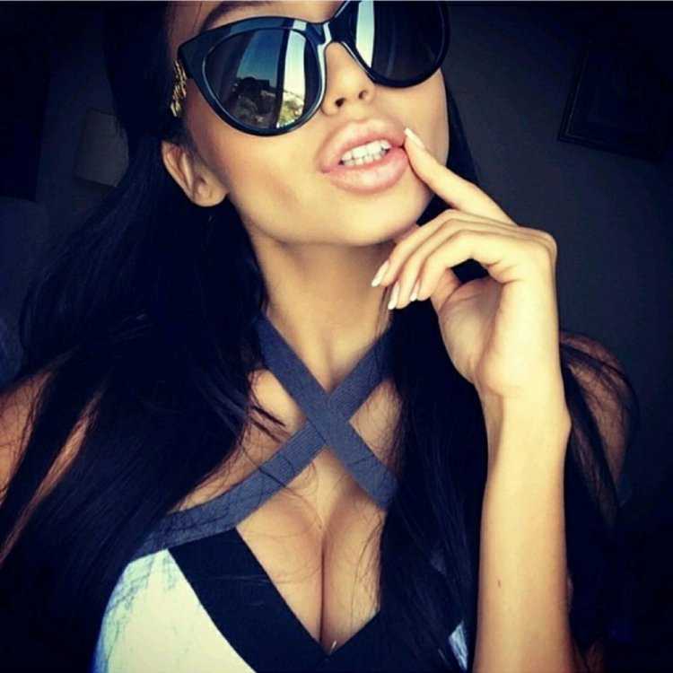 Крутая брюнетка