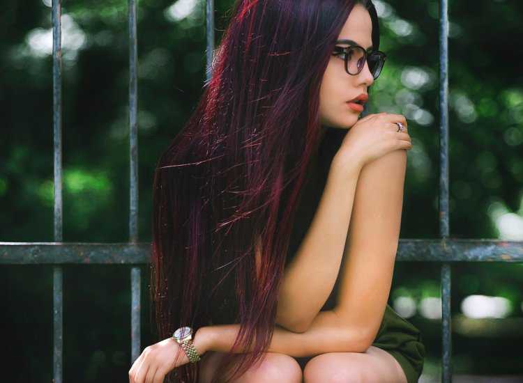 Девушка с темными волосами в очках