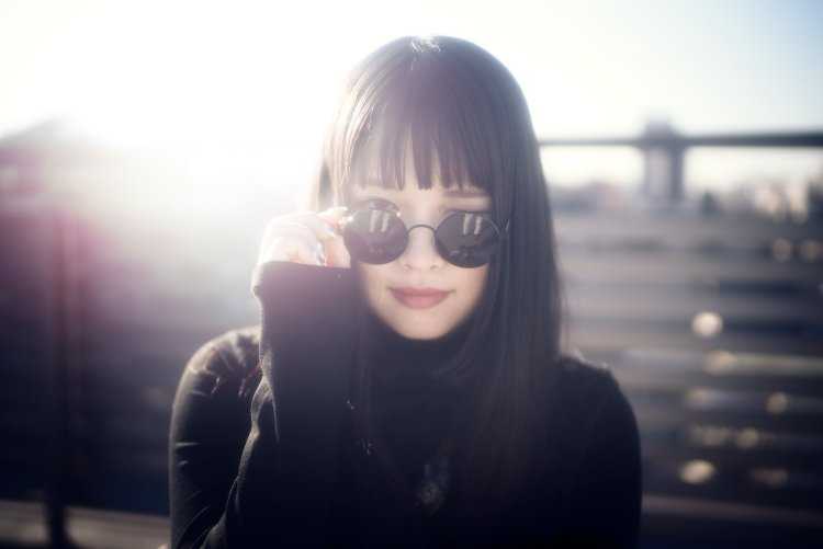 Девушка с темными волосами в очках